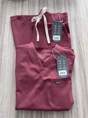 Figs FORMx Scrub Set in Rosewood. NWT.